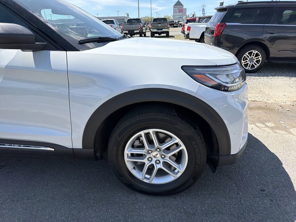 Used 2025 Ford Explorer Active AWD/4WD image 4