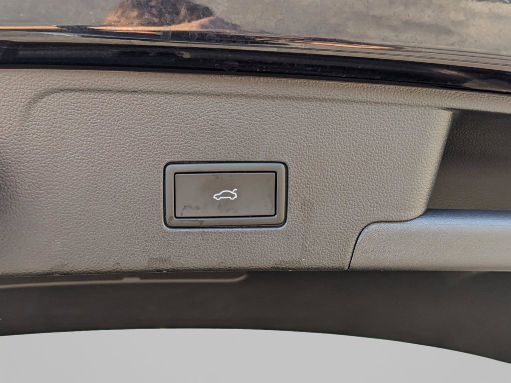 Certified 2025 Volkswagen Atlas Cross Sport SEL R-Line AWD/4WD image 9