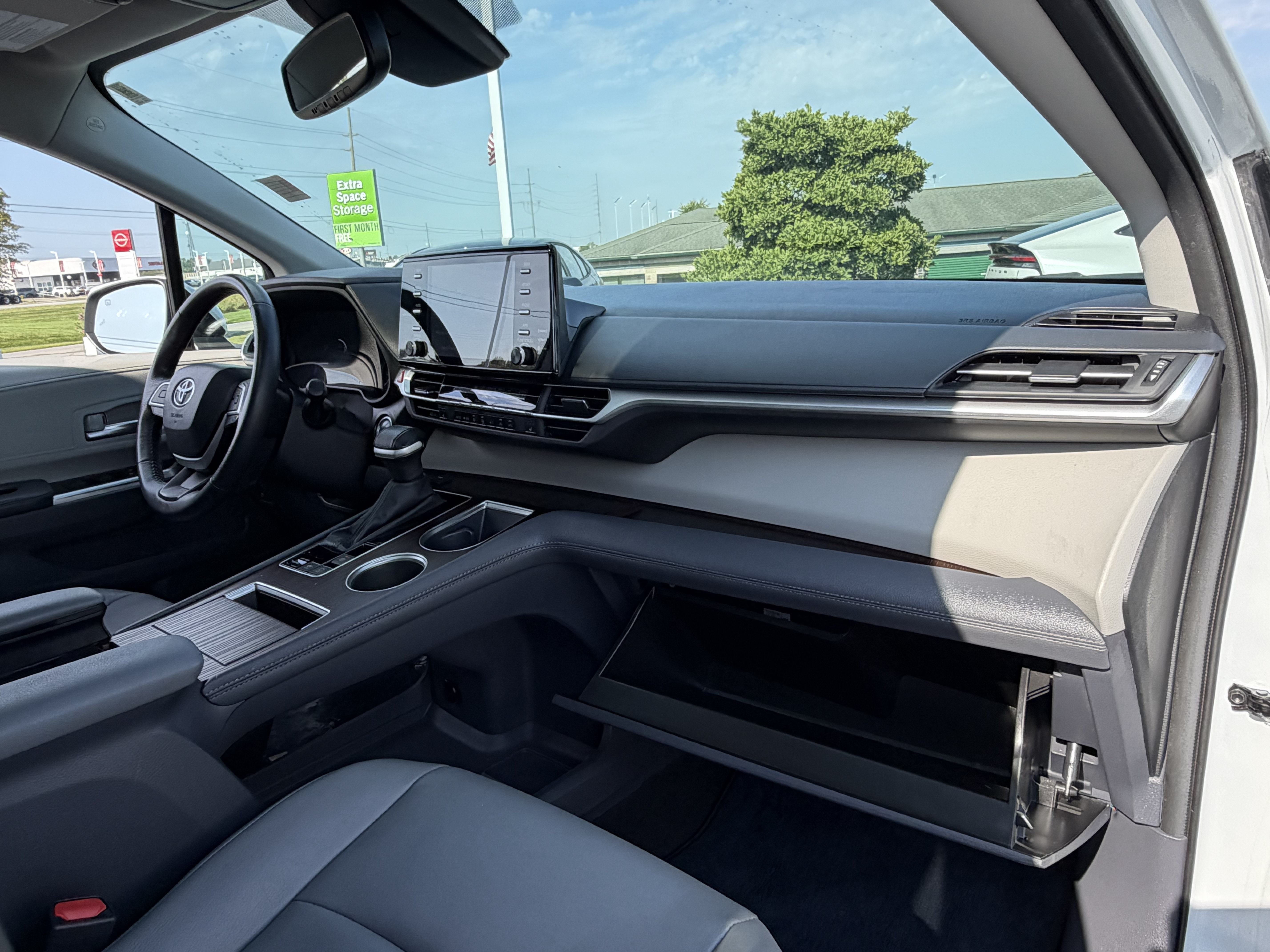 Certified 2024 Toyota Sienna XLE FWD image 12