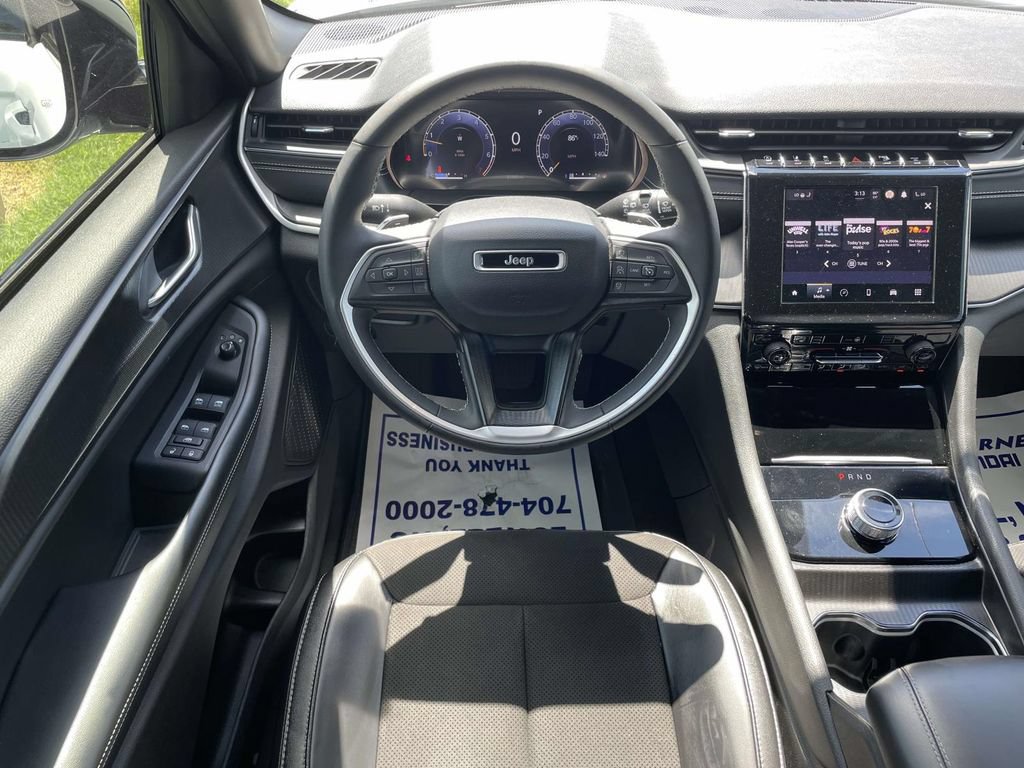 Used 2023 Jeep Grand Cherokee Altitude AWD/4WD image 12