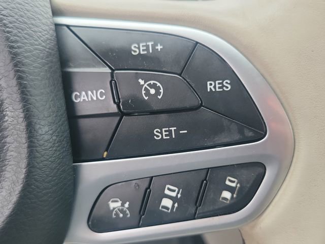 Used 2017 Chrysler Pacifica Limited w/ UConnect Theater Package FWD image 16