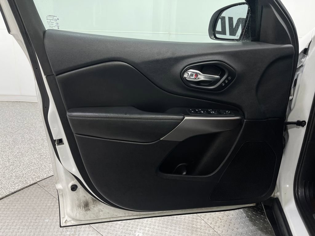 Used 2019 Jeep Cherokee Limited image 14