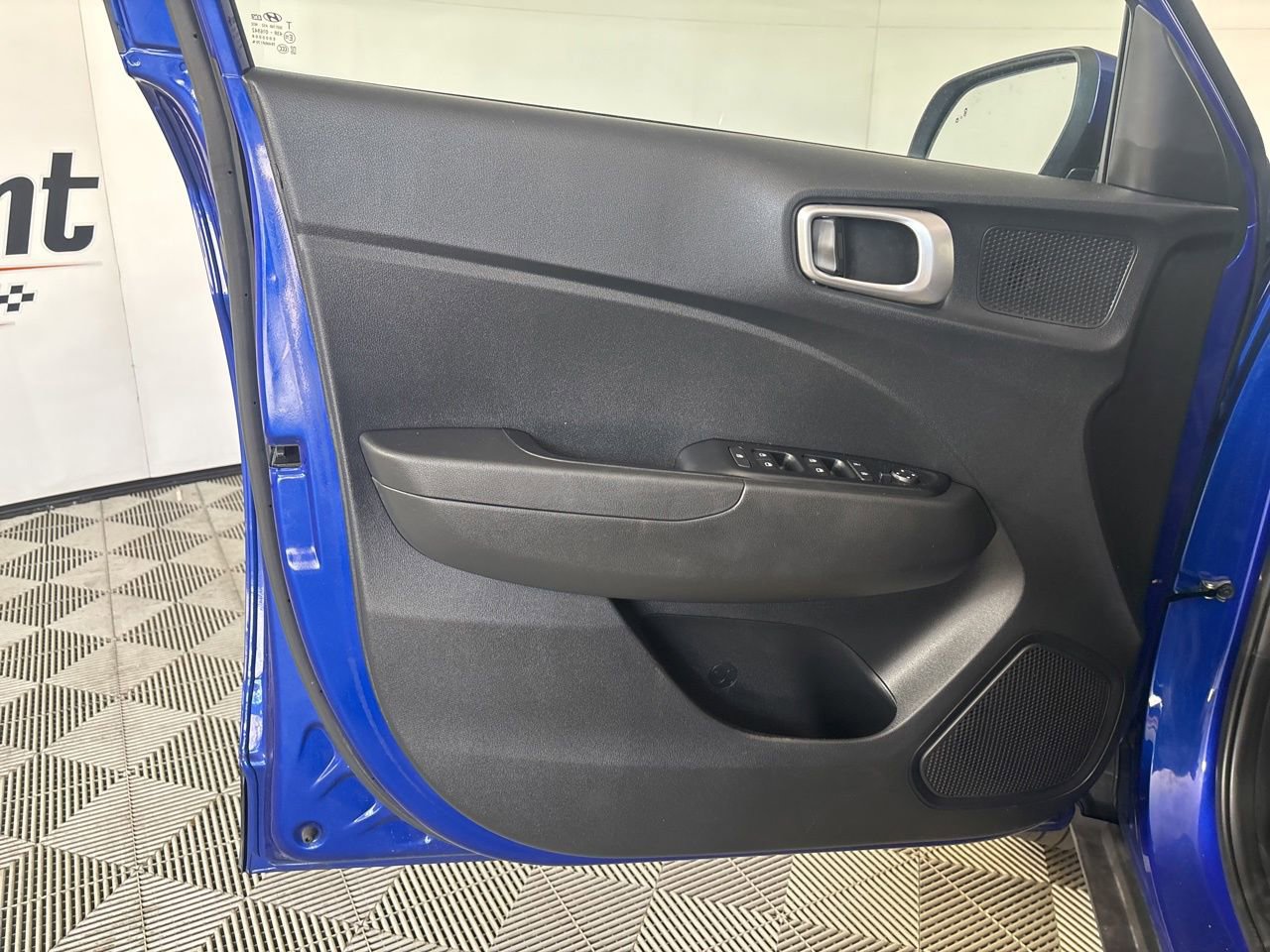 Used 2025 Hyundai Venue SEL FWD image 9