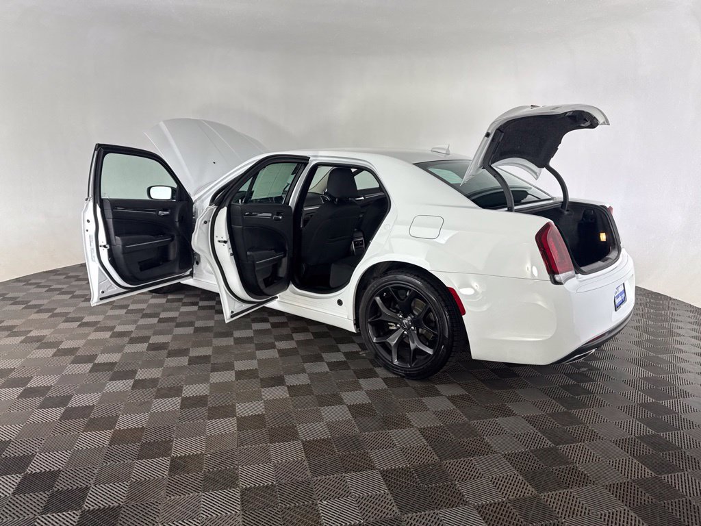 Used 2022 Chrysler 300 Touring w/ Sport Appearance Package RWD image 18