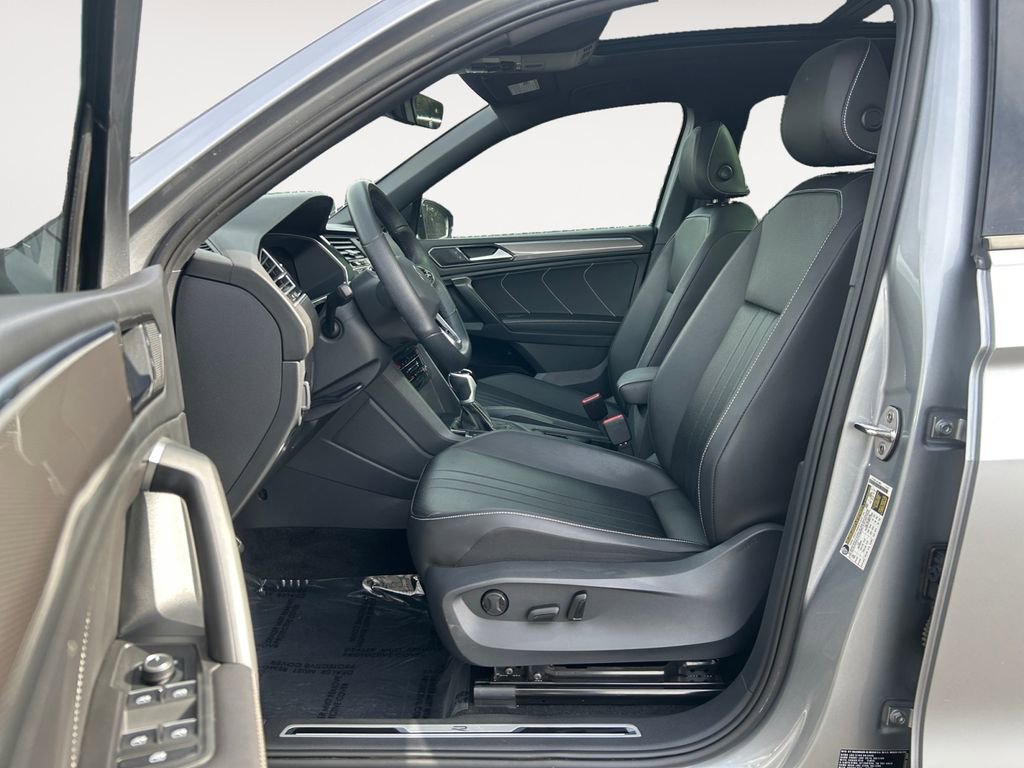 Used 2023 Volkswagen Tiguan SE R-Line FWD image 16
