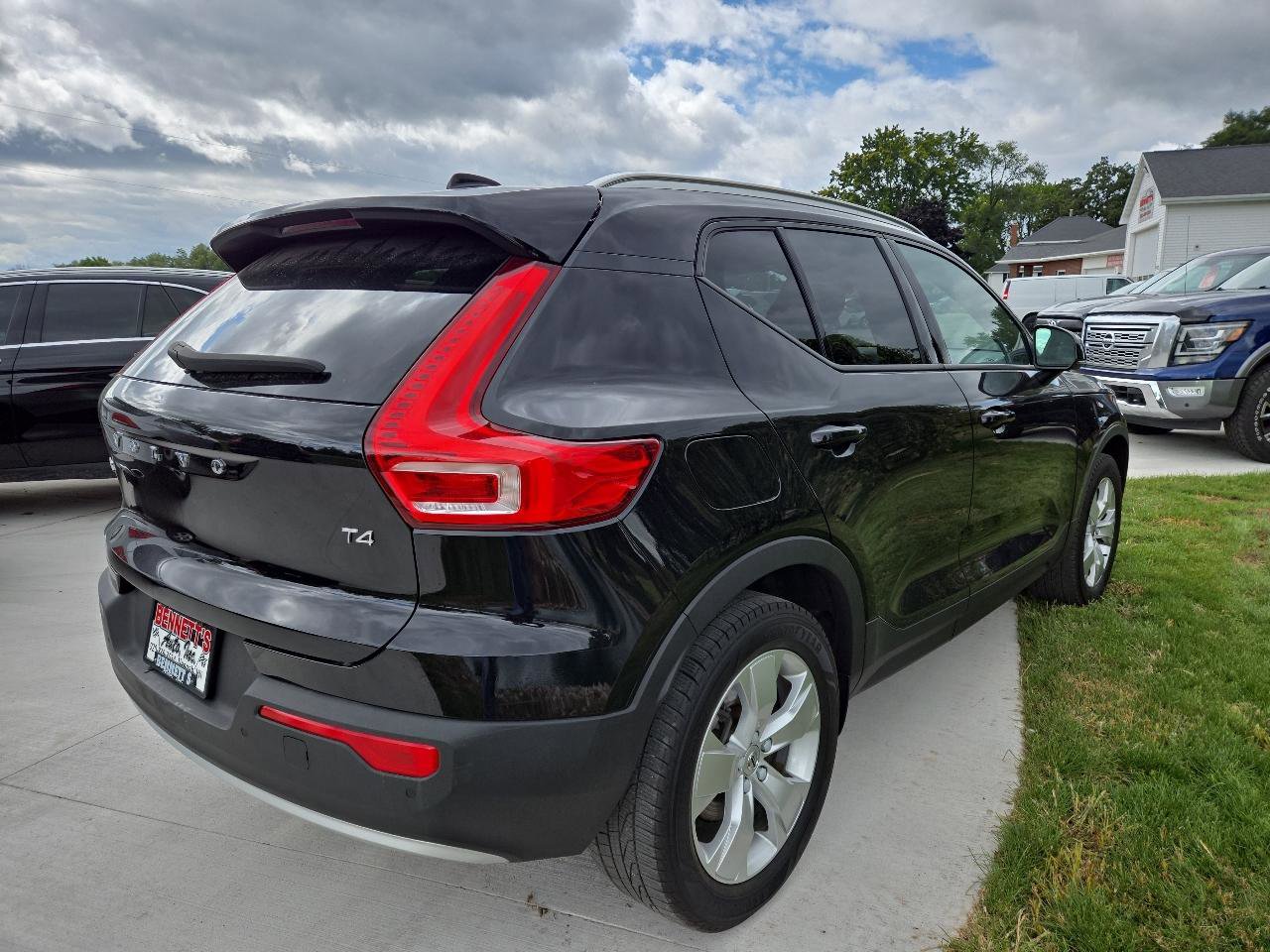 Used 2021 Volvo XC40 T4 Momentum image 5