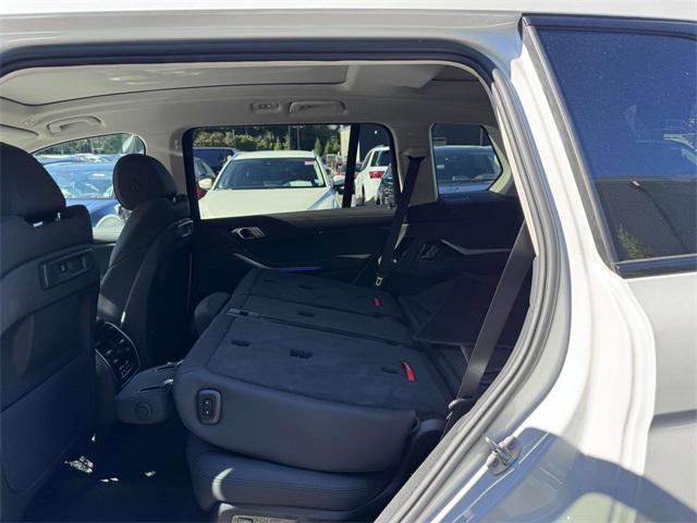 Used 2022 BMW X7 xDrive40i w/ Parking Assistance Package image 11