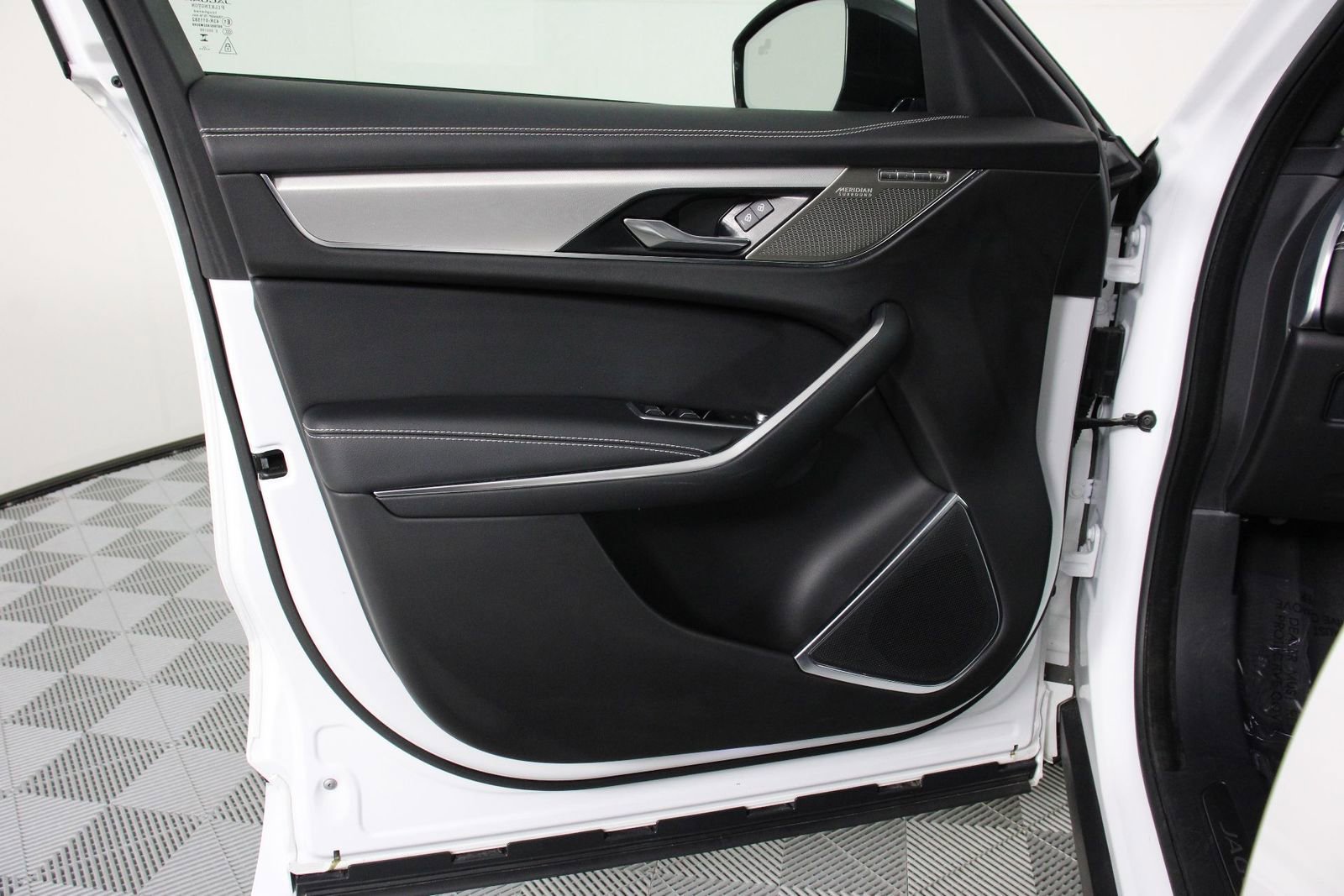 Used 2024 Jaguar F-PACE R-Dynamic S image 17