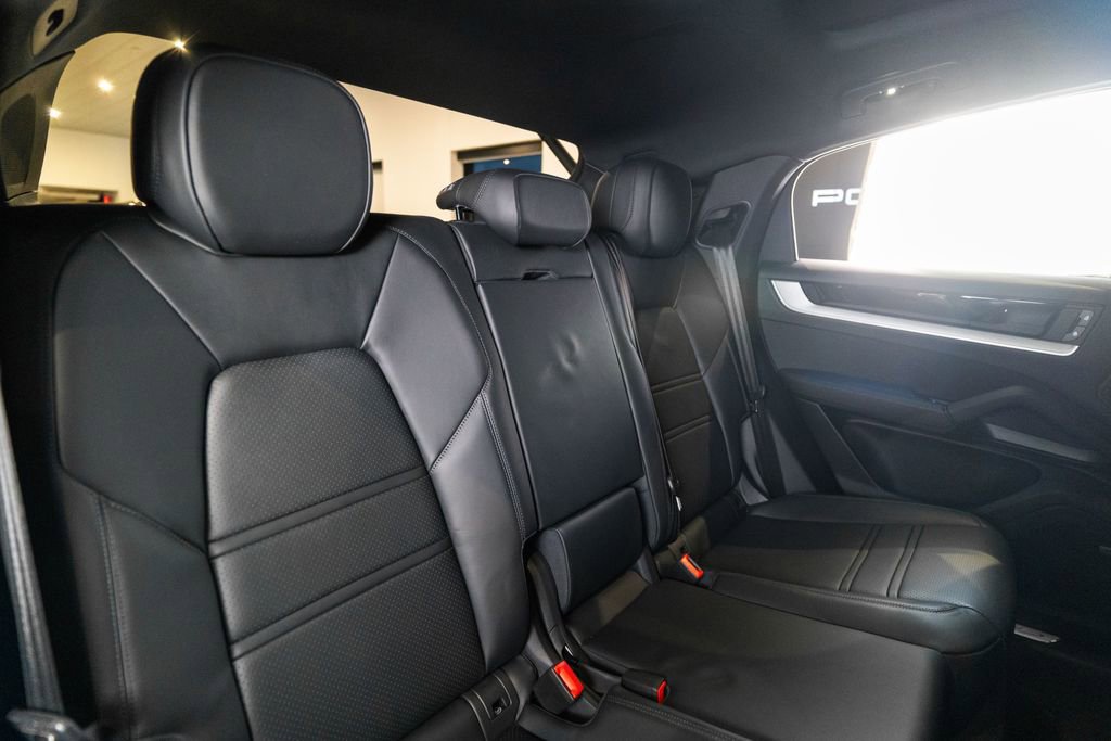 Certified 2025 Porsche Cayenne Coupe image 38