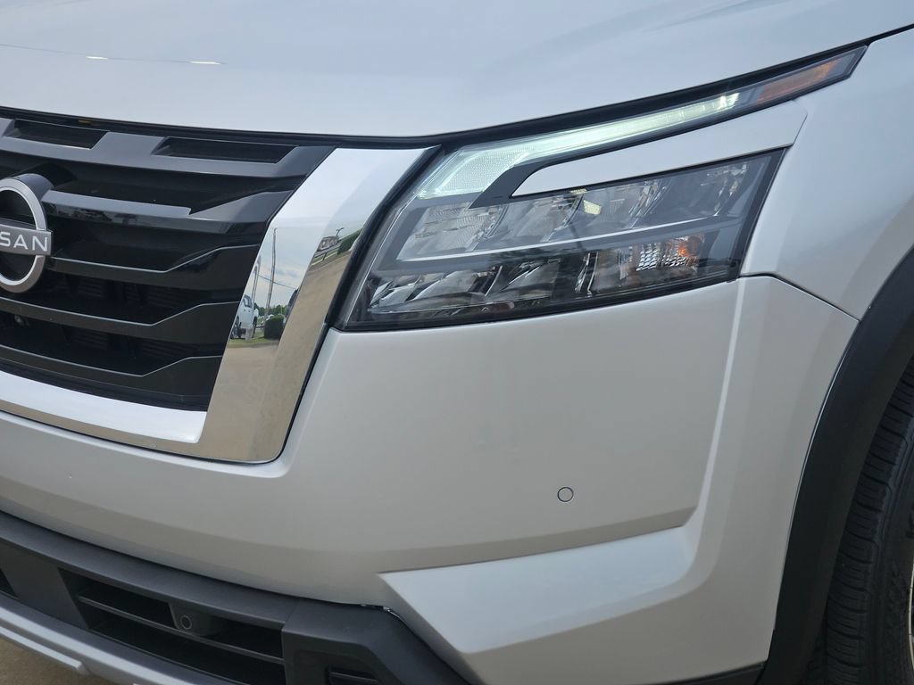 Used 2025 Nissan Pathfinder SL AWD/4WD image 12