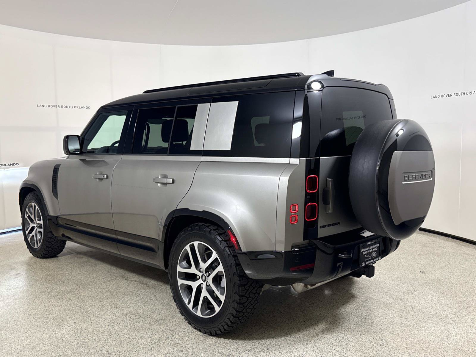 Used 2025 Land Rover Defender 110 X-Dynamic SE AWD/4WD image 3