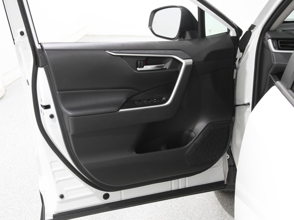 Used 2022 Toyota RAV4 XLE image 4