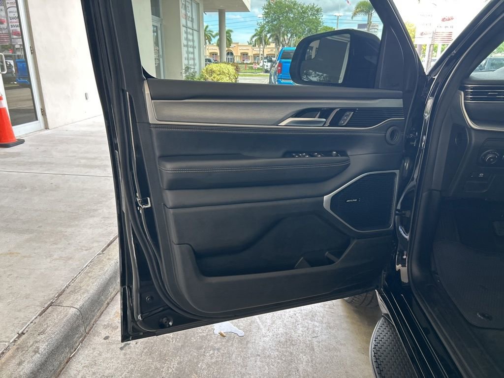 Used 2025 Jeep Wagoneer L Series II image 41