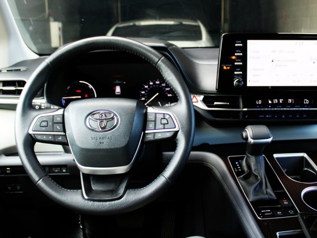 Used 2024 Toyota Sienna XLE FWD image 29