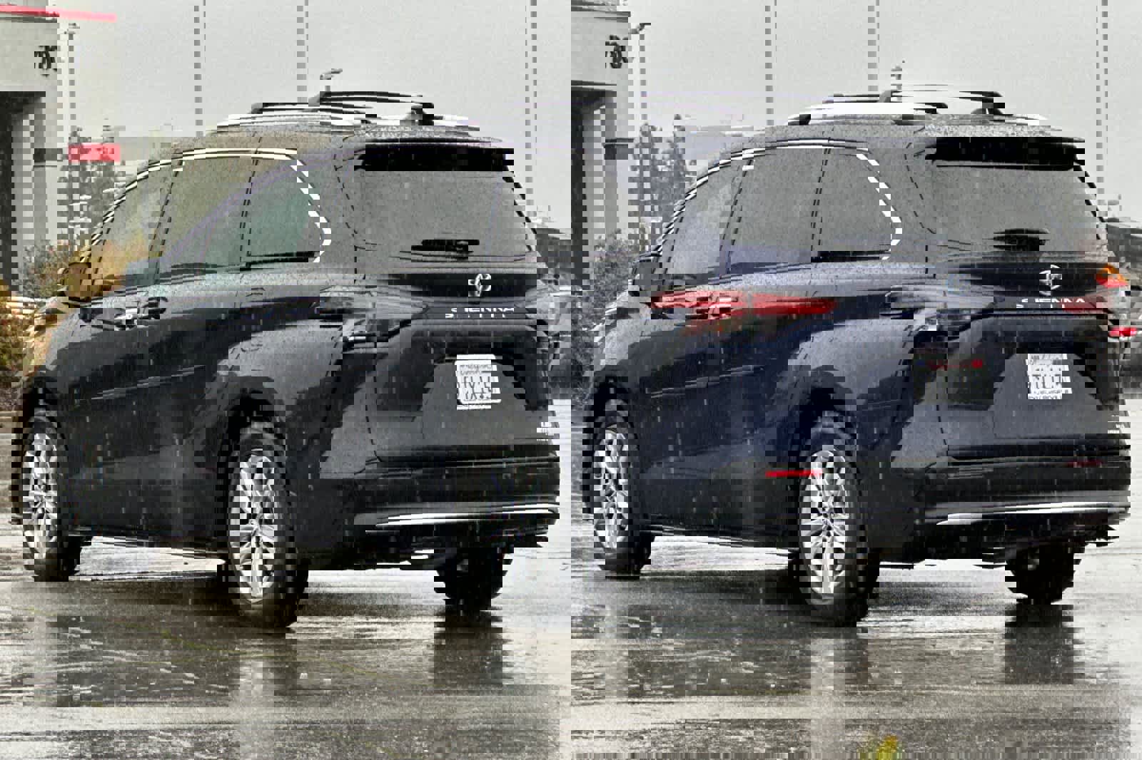 Used 2022 Toyota Sienna Limited image 7