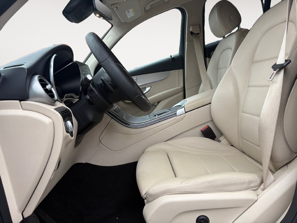Used 2022 Mercedes-Benz GLC 300 w/ Premium Package Lite image 9