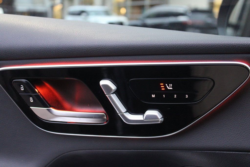 Used 2025 Mercedes-Benz GLC 350e 4MATIC image 12