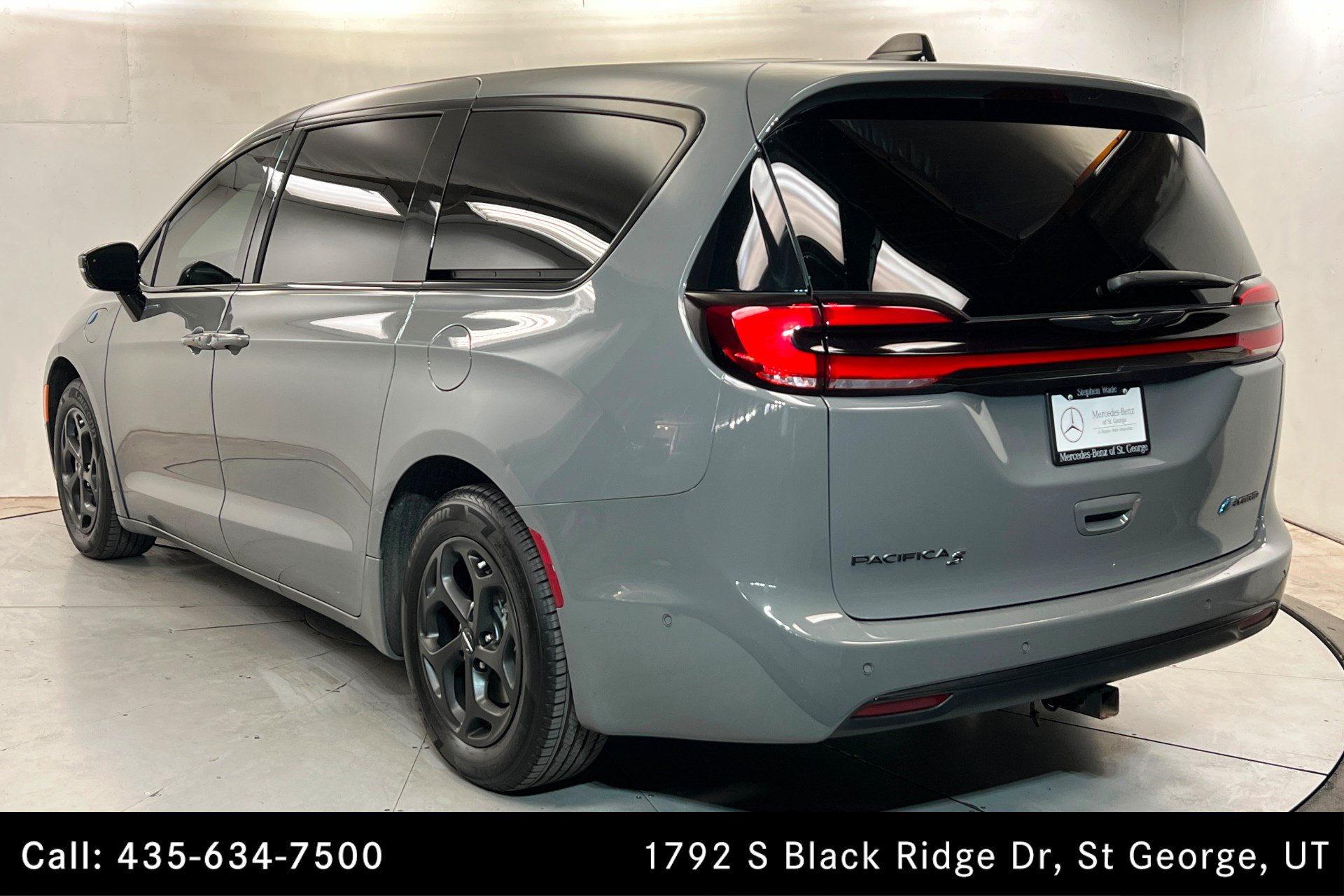 Used 2023 Chrysler Pacifica Limited w/ Uconnect Theater Family Group FWD image 3