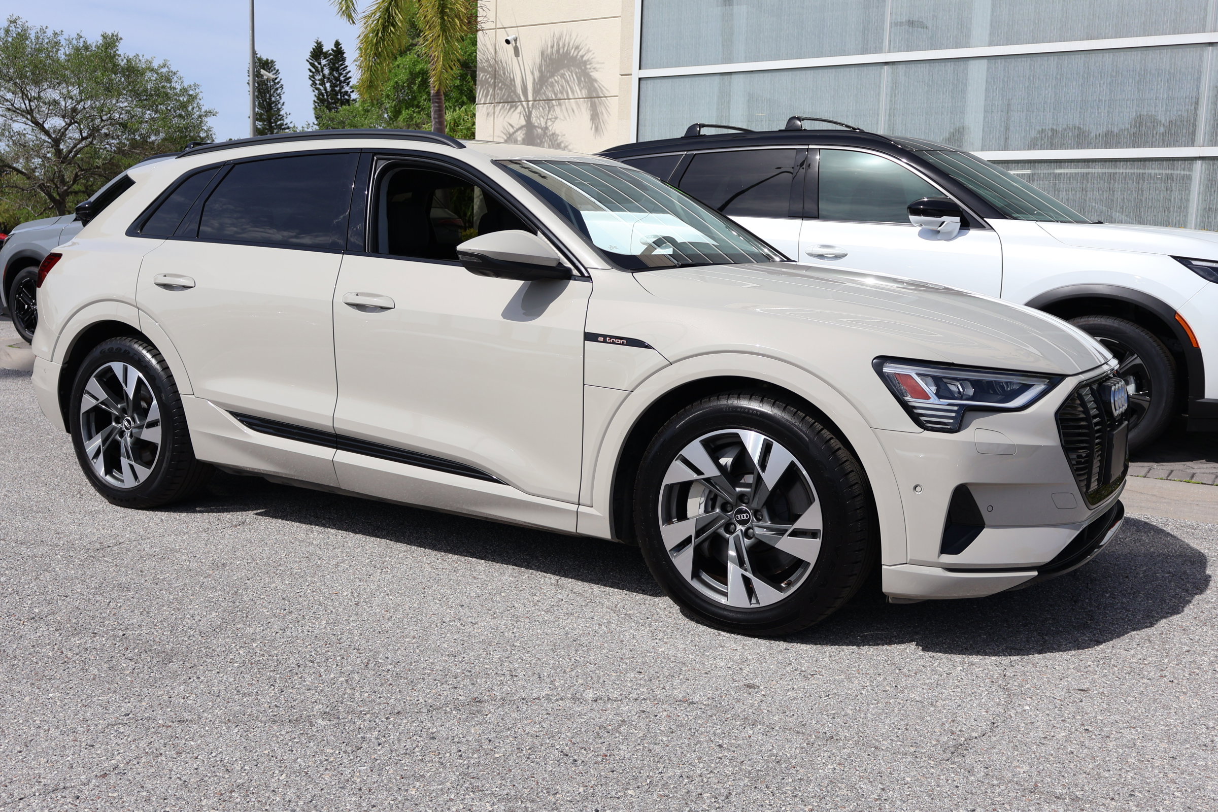 Used 2021 Audi e-tron Premium w/ Convenience Plus Package image 12