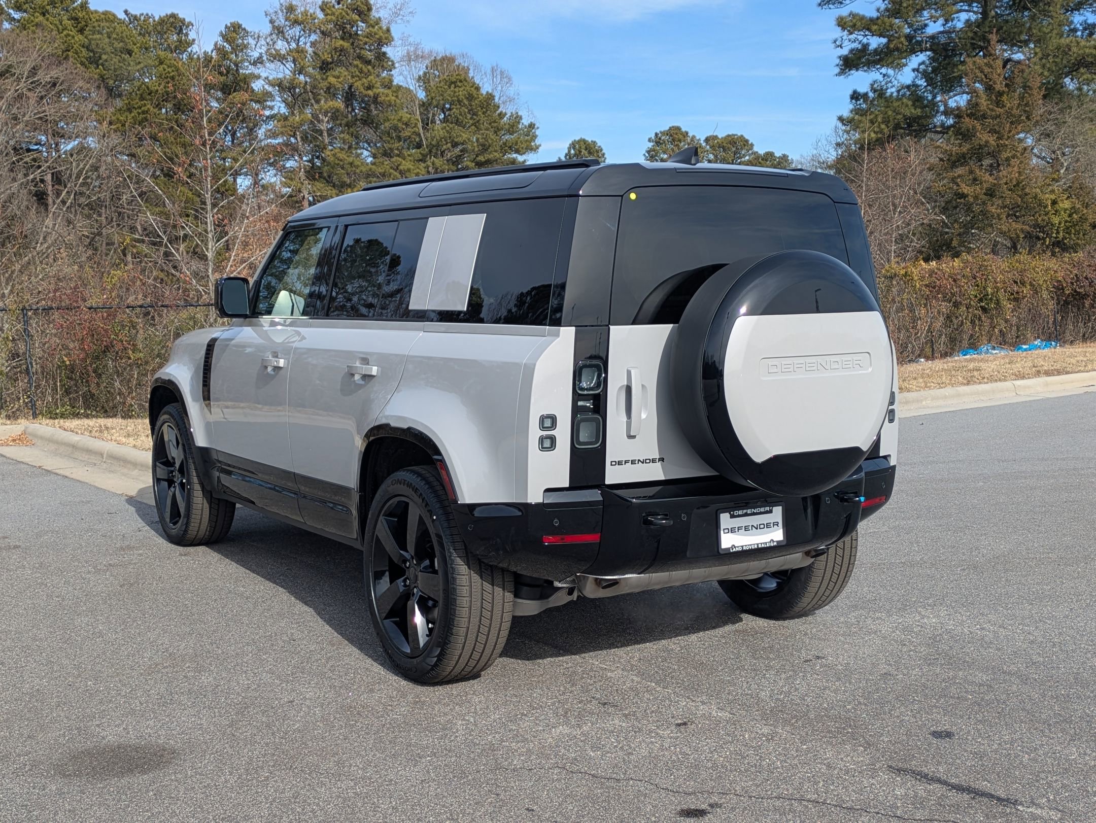 New 2026 Land Rover Defender 110 X-Dynamic SE image 7