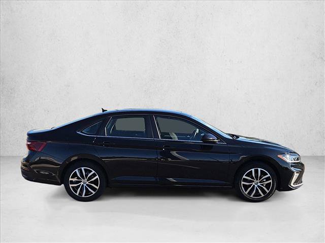 Used 2025 Volkswagen Jetta SE FWD image 4