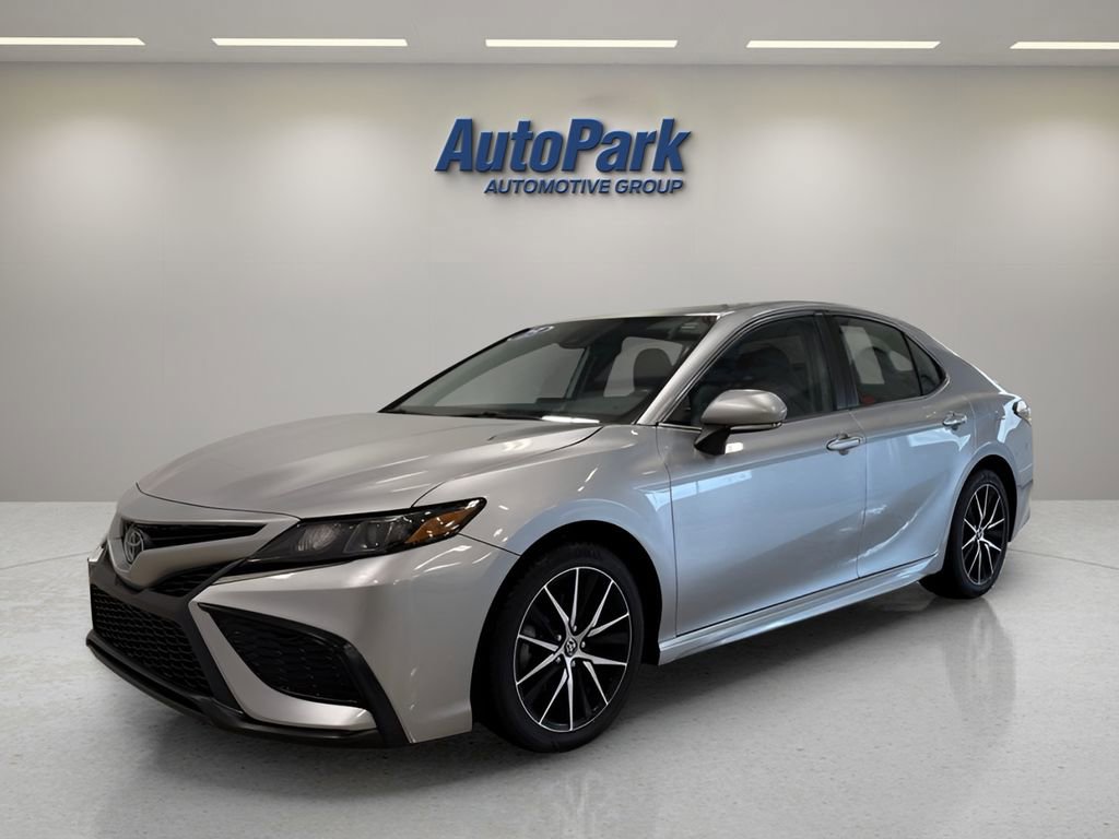 Used 2023 Toyota Camry SE image 3