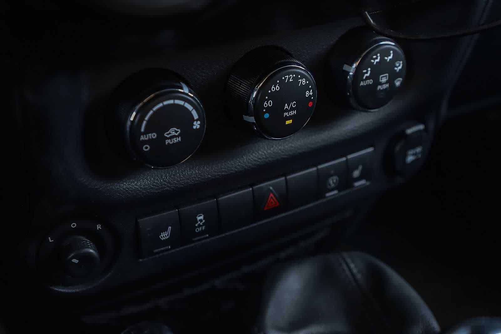 Used 2017 Jeep Wrangler Unlimited Sahara w/ Connectivity Group AWD/4WD image 20