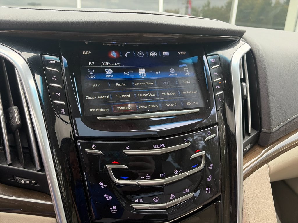 Used 2020 Cadillac Escalade Premium Luxury AWD/4WD image 24
