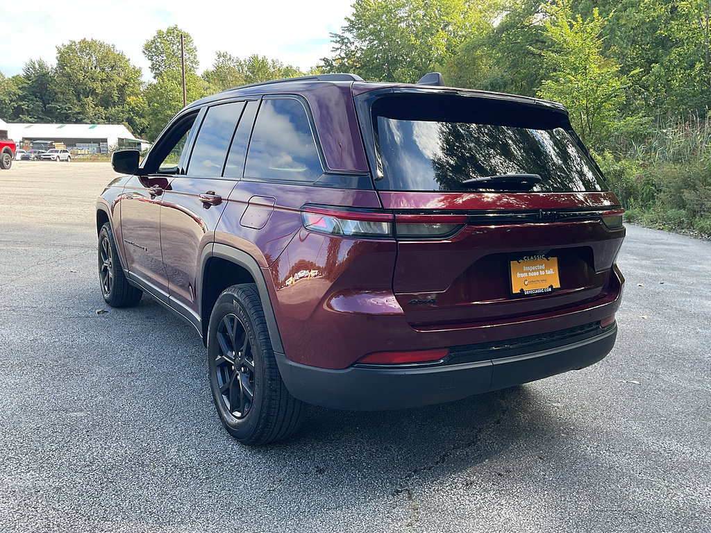 Used 2025 Jeep Grand Cherokee Altitude AWD/4WD image 7