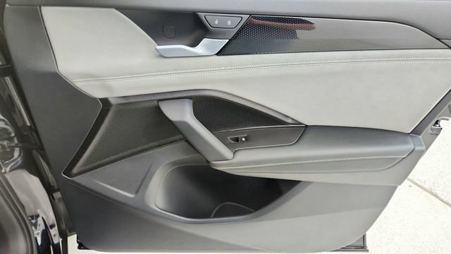 Used 2025 Volkswagen Tiguan SE R-Line image 23