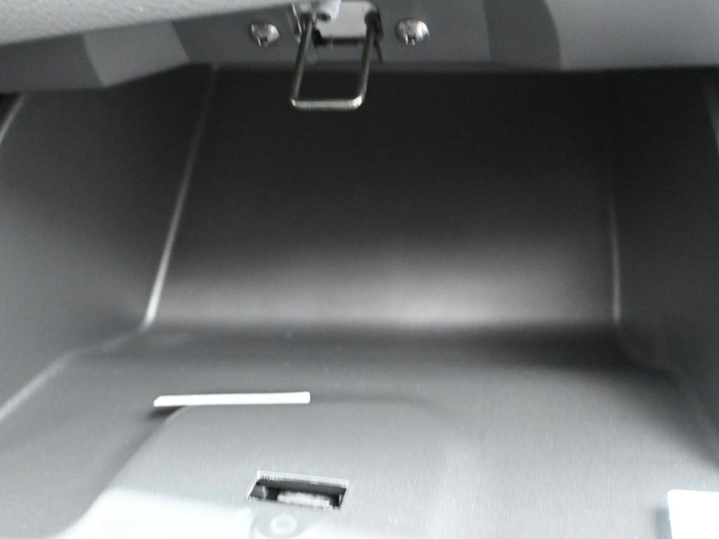 New 2025 Nissan Versa SR w/ Trunk Package FWD image 27