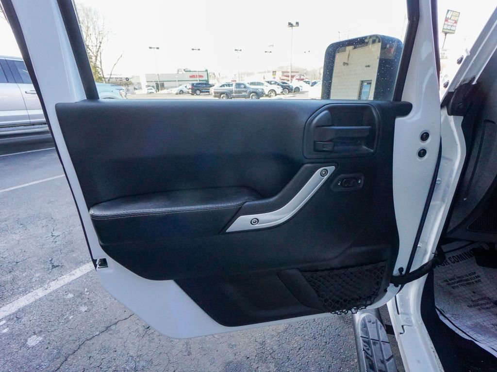 Used 2016 Jeep Wrangler Unlimited Rubicon image 15