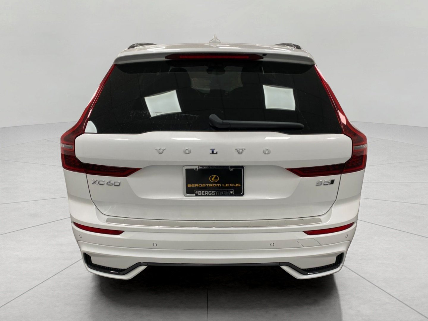 Used 2026 Volvo XC60 B5 Plus w/ Climate Package AWD/4WD image 5