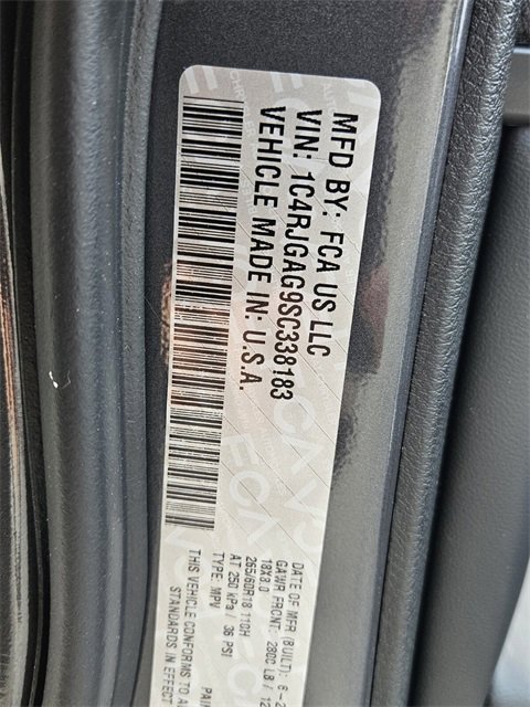 Used 2025 Jeep Grand Cherokee Laredo X image 13