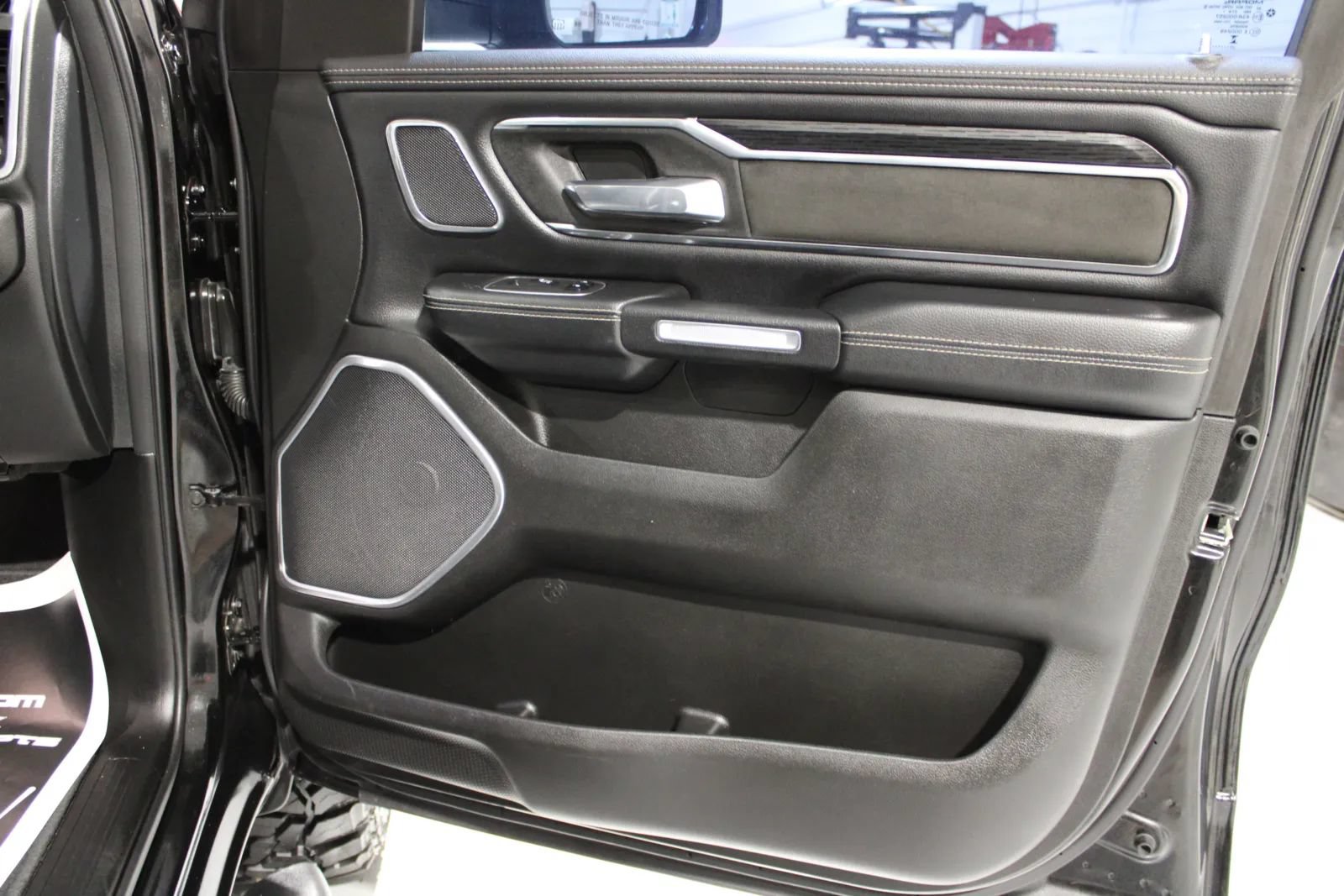Used 2024 RAM 1500 Laramie AWD/4WD image 19