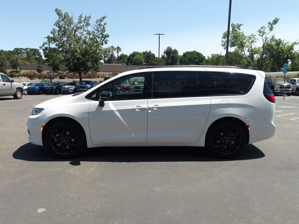 New 2025 Chrysler Pacifica Limited image 5