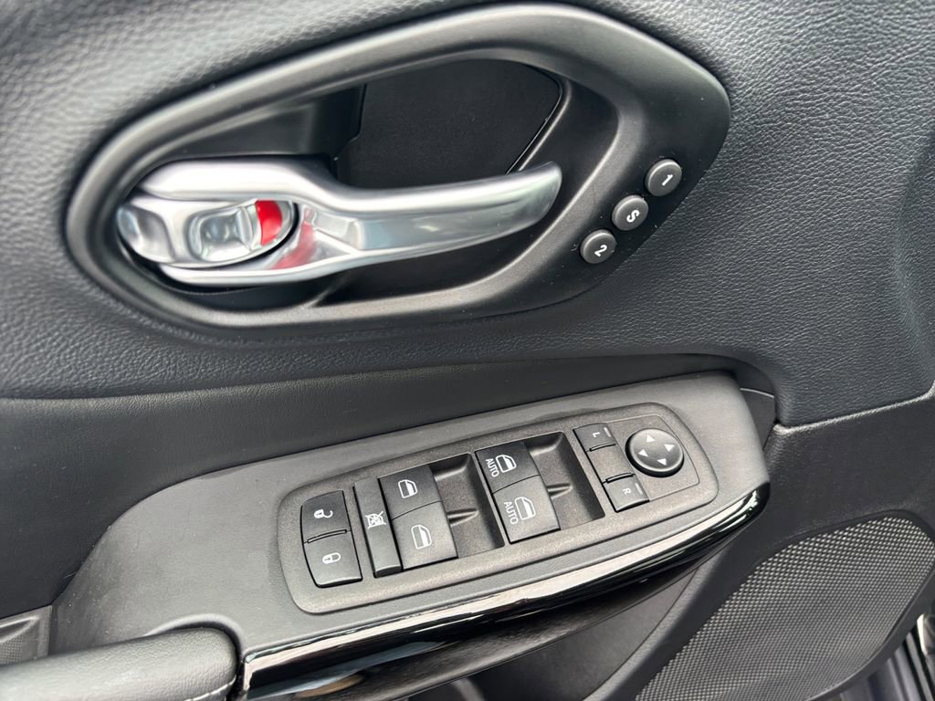 Used 2023 Jeep Cherokee Altitude Lux w/ Lux Elite Package image 24