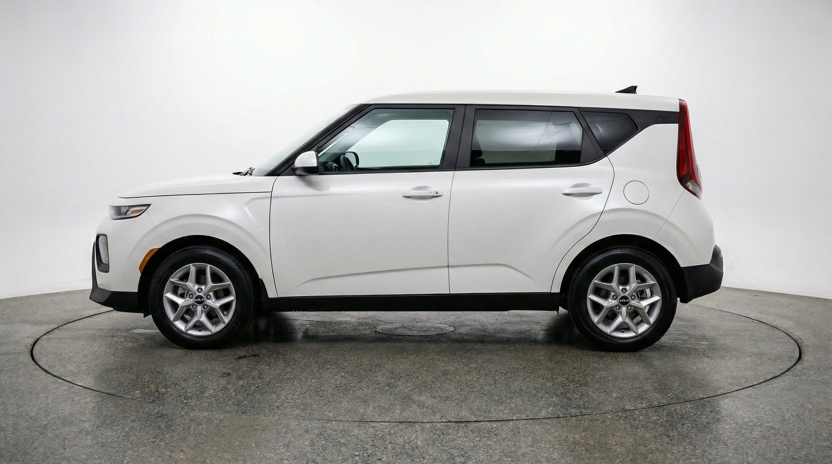 Used 2025 Kia Soul LX w/ LX Technology Package FWD image 5
