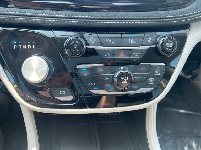 Used 2024 Chrysler Pacifica Limited AWD/4WD image 14