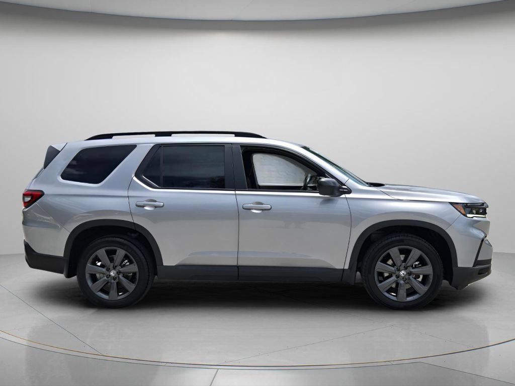 Used 2025 Honda Pilot Sport image 8