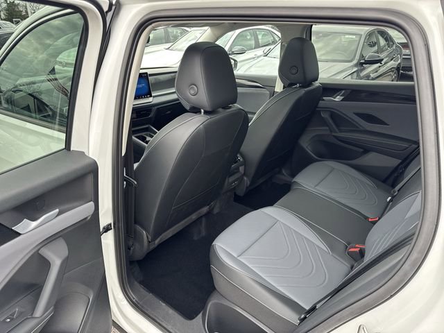 Certified 2025 Volkswagen Tiguan SE image 21