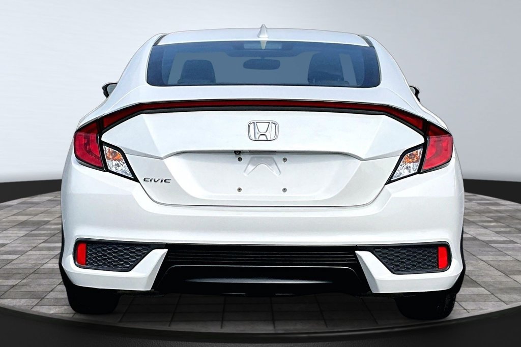 Used 2019 Honda Civic Touring image 4