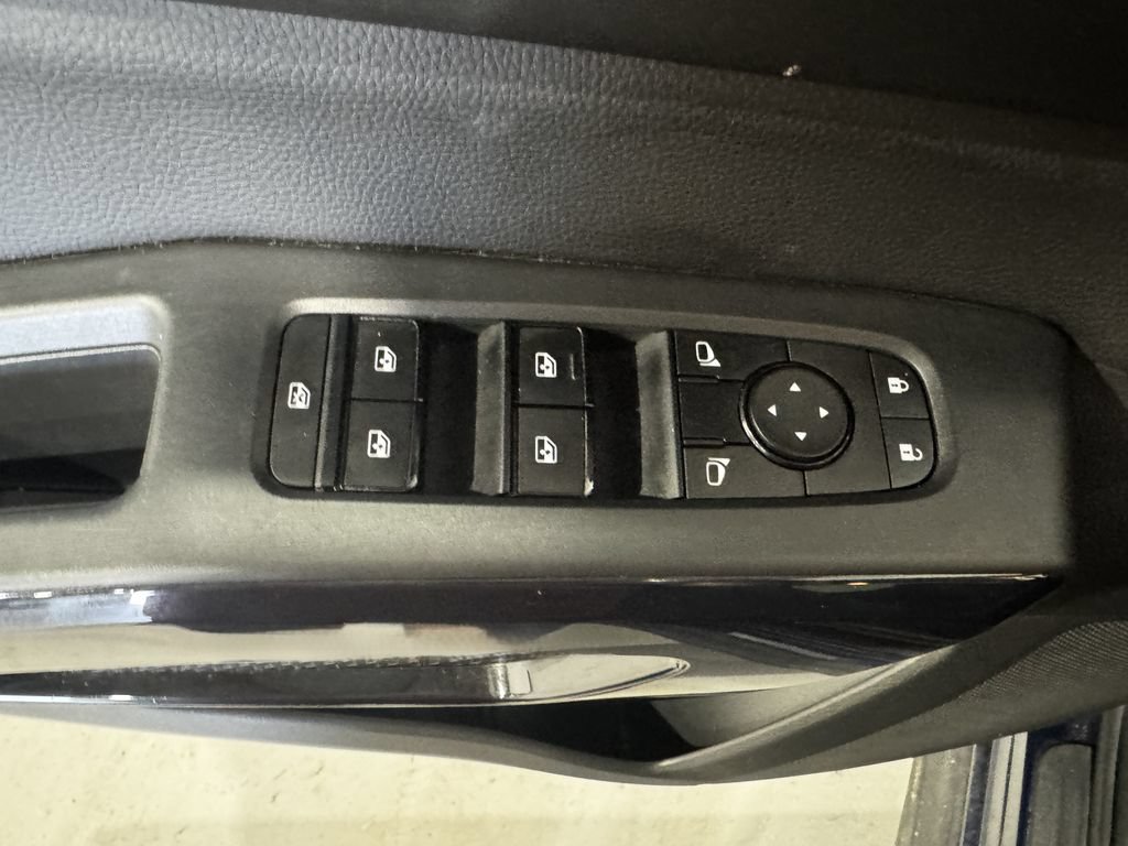 Used 2025 Nissan Pathfinder SV AWD/4WD image 18