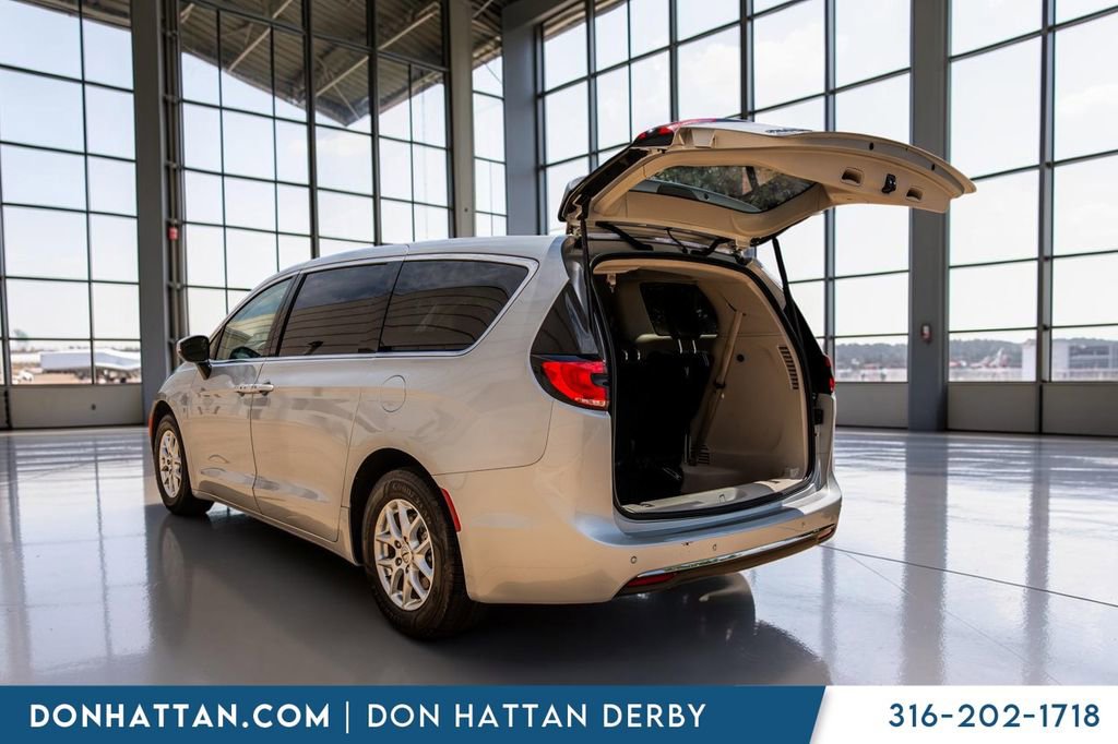 Used 2023 Chrysler Pacifica Touring-L FWD image 29