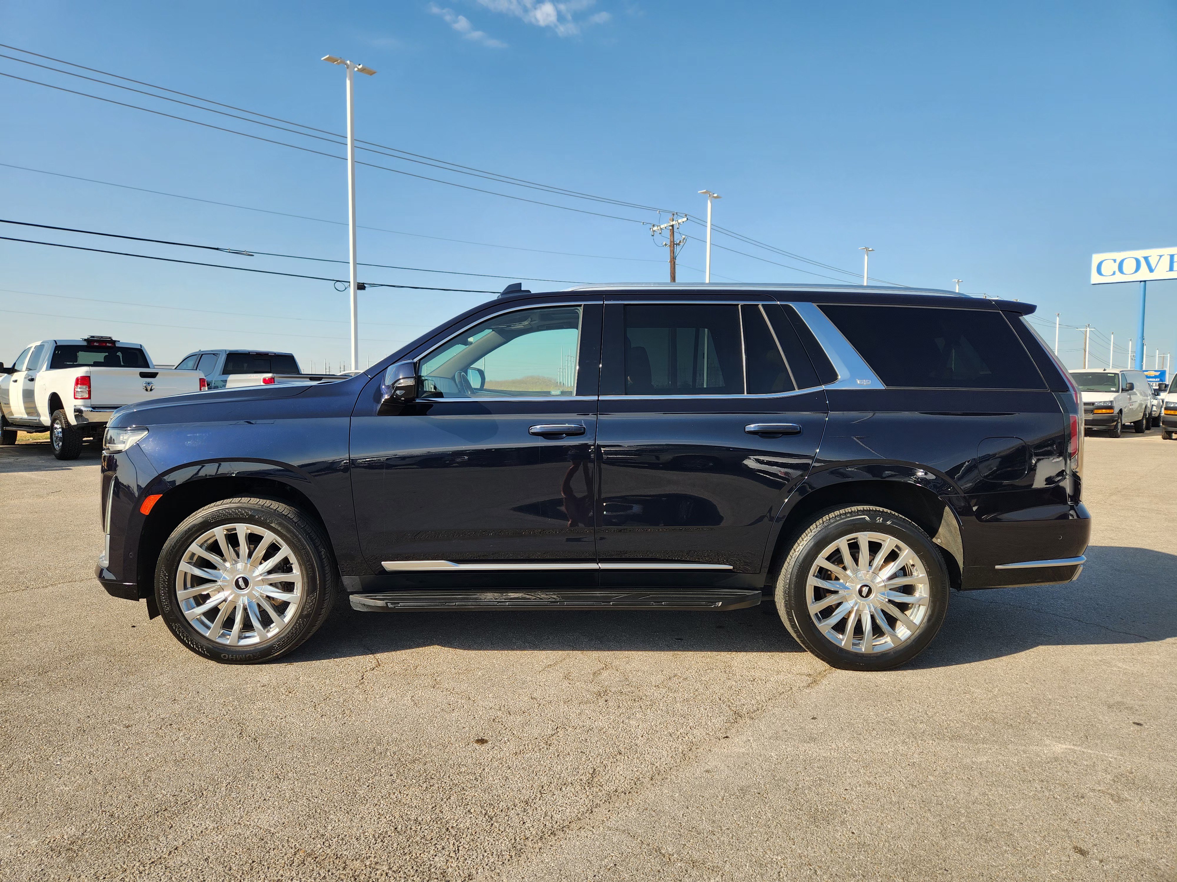 Used 2021 Cadillac Escalade Premium Luxury AWD/4WD image 4