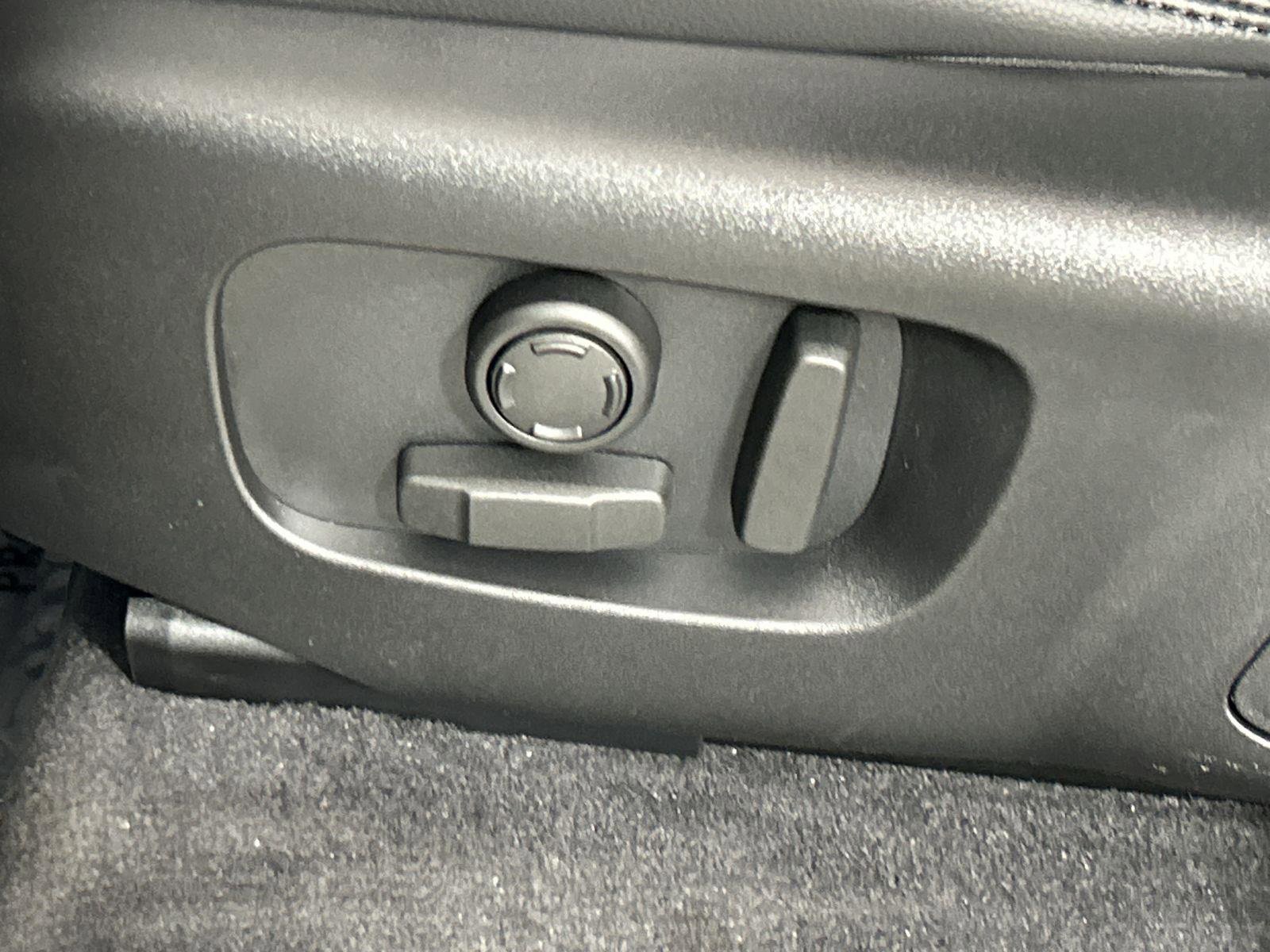 Certified 2026 Land Rover Range Rover Velar Dynamic SE image 24