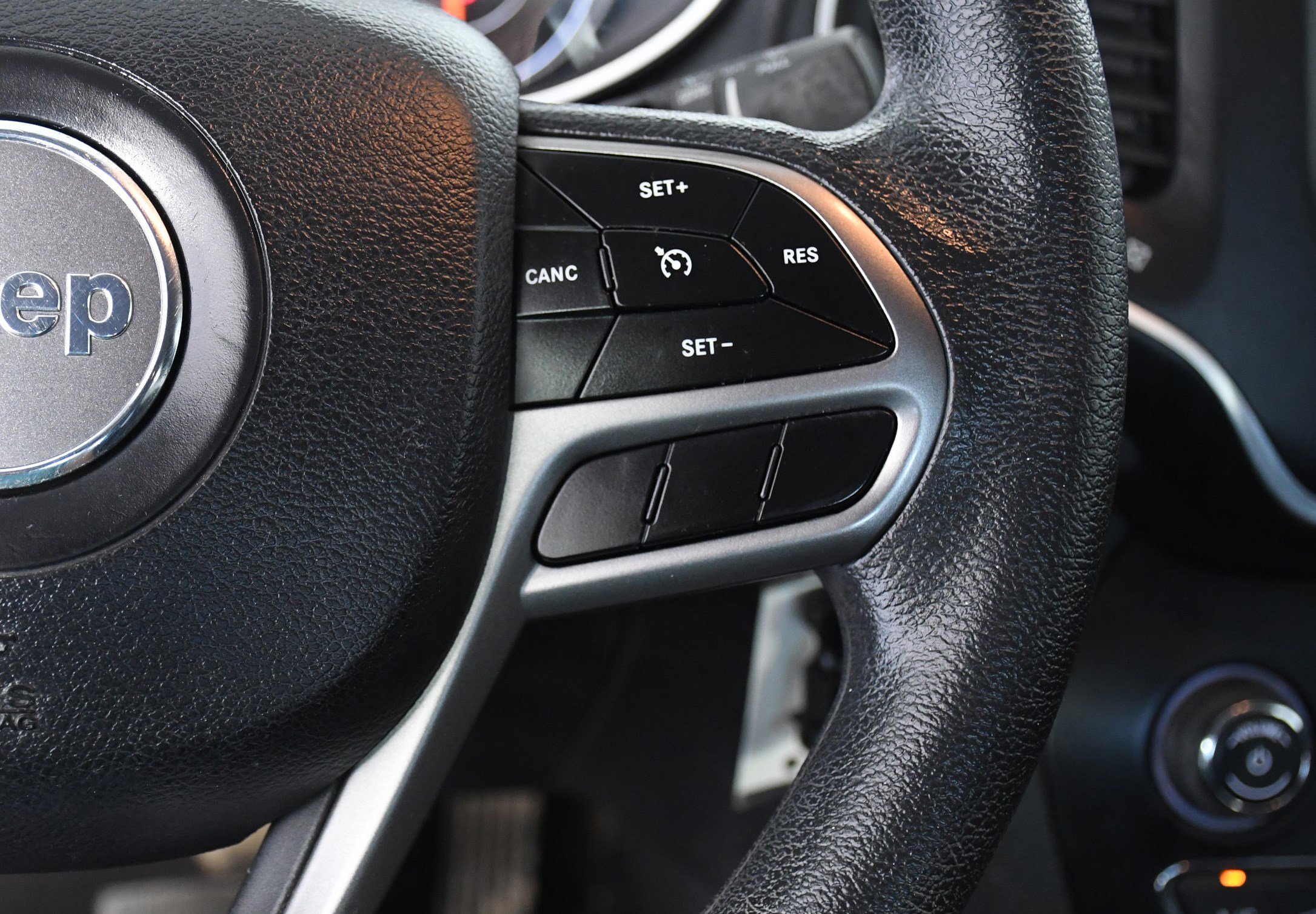 Used 2019 Jeep Cherokee Latitude w/ Popular Appearance Group image 13