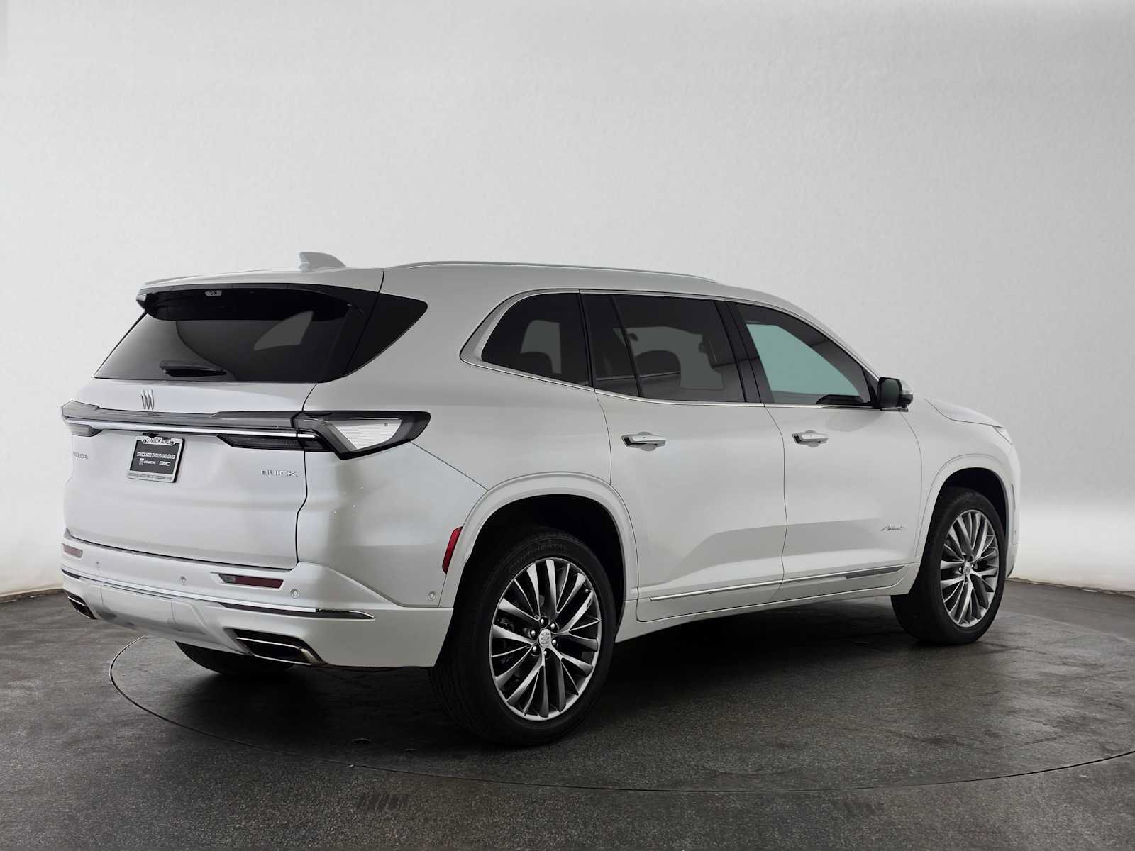 Used 2025 Buick Enclave Avenir w/ Super Cruise Package FWD image 3