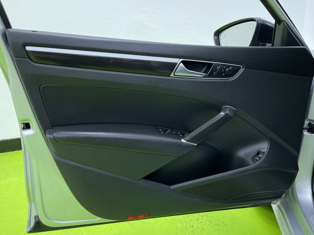 Used 2018 Volkswagen Passat 3.6 image 15