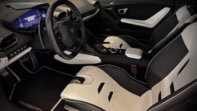 Used 2021 Lamborghini Huracan EVO RWD image 3